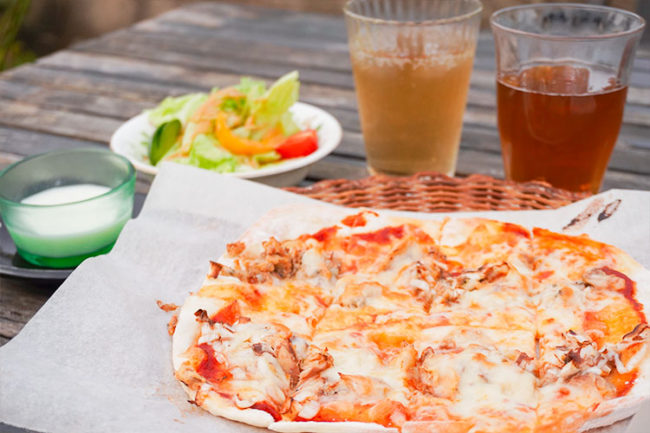 在八戶市的隱居餐廳享用精緻的“烤鯖魚比薩”