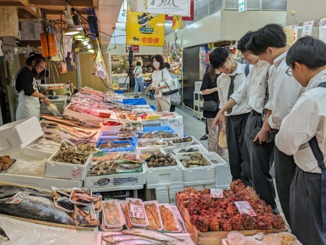 弘前市場是否掀起了當地國中生吃扇貝的熱潮？低價、面對面銷售