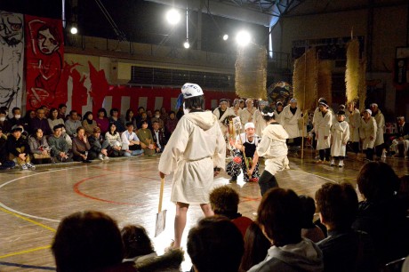 हिरोसाकी में नागरिक भागीदारी प्रकार नाटक "ओनी और तमीजिरो"-दानव कथा और इक्की के विषय पर