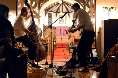 Một ban nhạc từ Okinawa sống tại Nhà thờ Thăng thiên Hirosaki - một cơ hội để đến thăm nhà thờ