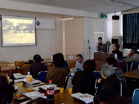 8mm film screening at Hirosaki-applause and laughter on athletic meet footage 40 years ago