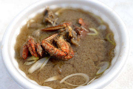 Ang pagbibigay ng klasikong "Togekuri Crab Soup" sa Hirosaki Cherry Blossom Festival-Isang tagumpay araw-araw, pangunahin para sa mga bisita ng seresa pamumulaklak ng pagtingin