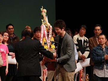 «Мировой турнир Цугару Сямисэн» проводится в Хиросаки, известном месте цветения сакуры - От Цугару до мира.