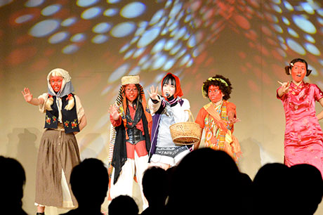 Uma companhia de teatro foi criada com base no ídolo local de Hirosaki, "Ringo Musume", e as lágrimas também explodiram na apresentação de lançamento.