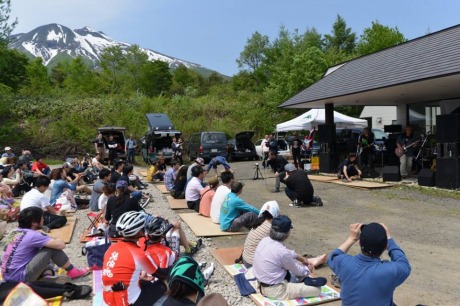 Ang live na kaganapan na "Mountain ROCK" sa paanan ng Mt. Iwaki sa Hirosaki ay isang tagumpay
