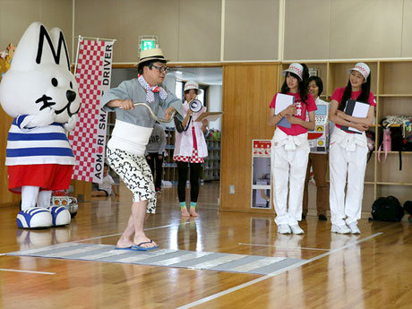 O "Ringo Musume" e a aula de segurança no trânsito em Aomori - "Nyamotan" também participaram, as crianças aprenderam as regras de trânsito