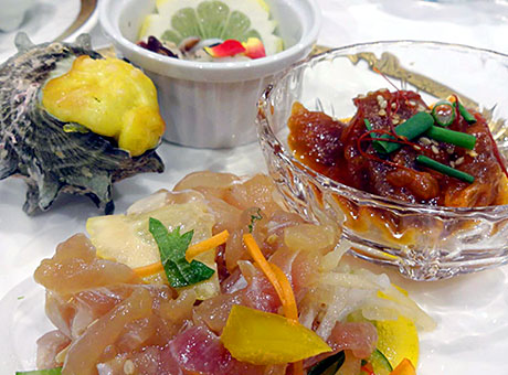 弘前市的“白神之鱼大生食堂”可容纳160人，在津轻市西海岸品尝时令鱼类