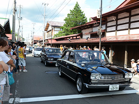 "क्लासिक कार मीटिंग" शहर में ओमोरी / कुरोशी-पुरानी प्रसिद्ध कारों परेड में आयोजित