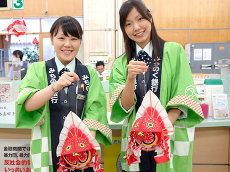 Naghahain ang Aomori at Michinoku Bank sa mga customer na may Neputa costume-Pinapagbuhay ang piyesta sa tag-init