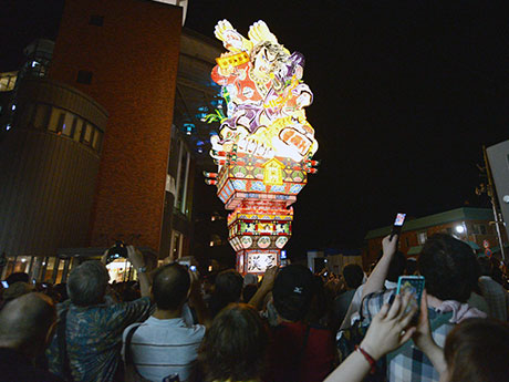 아오모리 · 고쇼가 와라에서 "시립 佞武 다 '개막 -20 미터 이상의 대형 네부타 순행