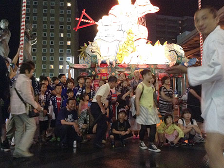 Закрытие фестиваля "Хиросаки Непута" Группы участников оплачивают фестиваль добровольным шествием.