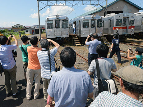 來自日本各地的弘前鐵路車迷們的“東北6000系列”合影