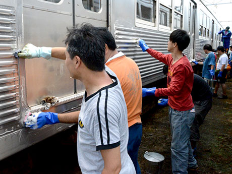 Peminat kereta api di Tokyo di Hirosaki membersihkan 6000 siri ke-8 tahun ini
