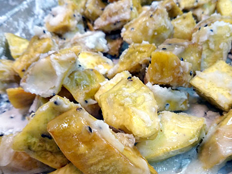 Фирменное блюдо Хиросаки, университетский картофель на центральном рынке, теперь продается - вкус, который полюбился на протяжении 50 лет.