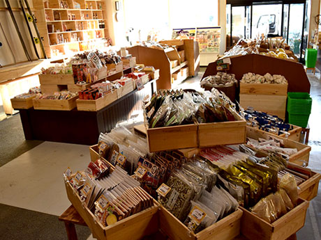 Renouvellement du magasin de production directe dans la ville d'Owani, préfecture d'Aomori - Utilisation de 300 boîtes en bois de pommes pour l'affichage