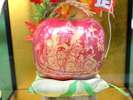 在弘前有畫像的蘋果，放在寶船上的蘋果是70,000日元至100,000日元
