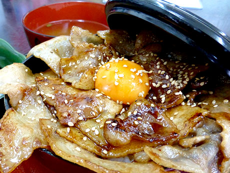 Nuevo gourmet local "Blast Don" en Kuroishi City-Butadon con una voluminosa salsa dulce