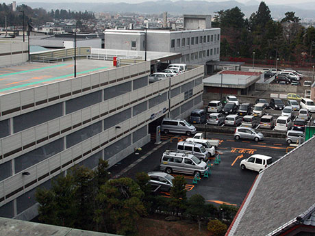 Ciudad de Hirosaki, nuevo estacionamiento en las instalaciones del ayuntamiento: el doble de la capacidad del estacionamiento convencional