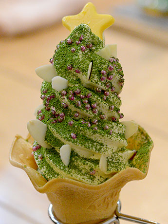 La casa de té Hirosaki vende helado navideño suave por tiempo limitado, un producto ideal que parece un árbol de Navidad