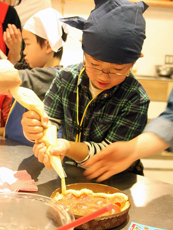 Experiência infantil na aula de culinária de torta de maçã usando kit de doces em Hirosaki