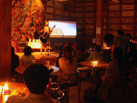 Đêm thắp nến vào ngày đông chí ở Kuroishi, Aomori-trong một nhà kho đã được tân trang lại