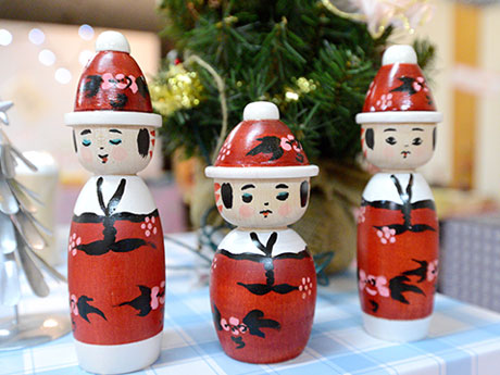 "Merry Kokeshi dolls" en muñecas Kokeshi de Aomori y Kuroishi, específicas para Navidad, "Kokeshi girls" de Kanto