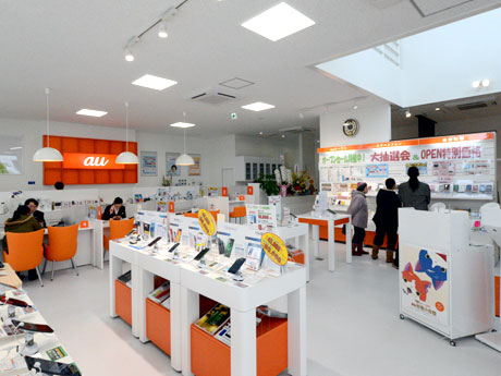 au Hirosaki Katata store renewed-rest space and "smartphone cafe"