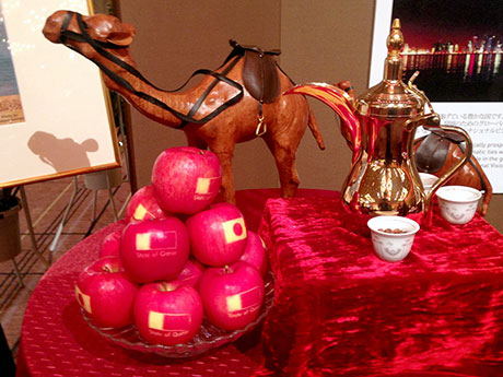 कतर के राष्ट्रीय स्थापना दिवस पार्टी स्थल पर विश्व धरोहर शिराकामी पर्वत का सेब