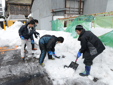 Tokyo management company presidents shoveling at Hirosaki parking lot