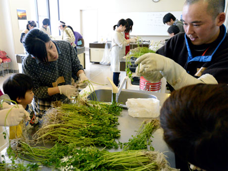 Workshop para aprender sobre o leilão de Hirosaki - “O que é isso que você pode comer até a raiz?” Os participantes estão surpresos