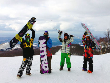 在青森县的滑雪胜地通过联合滑雪和单板滑雪来进行创作