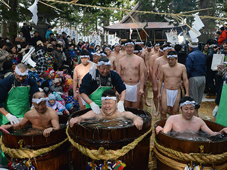 Visitante nu embebido em água fria no meio do inverno em Hirosaki - até mesmo estrangeiros