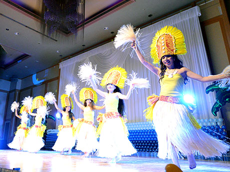 Сольный концерт таитянского танца в Хиросаки-Канаэ Кацуно появляется в качестве гостя