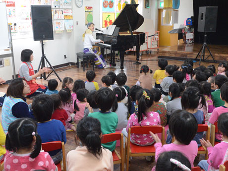 Takako Tate ao vivo na escola maternal de Kuroishi - coro com crianças