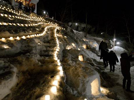 在弘前边缘村落的一种奇怪的做法“泽田蜡烛节”-1500蜡烛排成一列