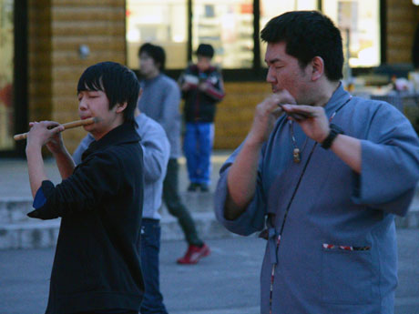 一位來自東京弘前市的15歲男孩訓練津輕長笛