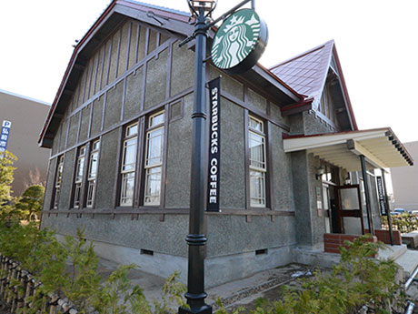 Первый магазин Starbucks открылся в Хиросаки, пятом магазине в префектуре, концептуальном магазине с материальными культурными ценностями.