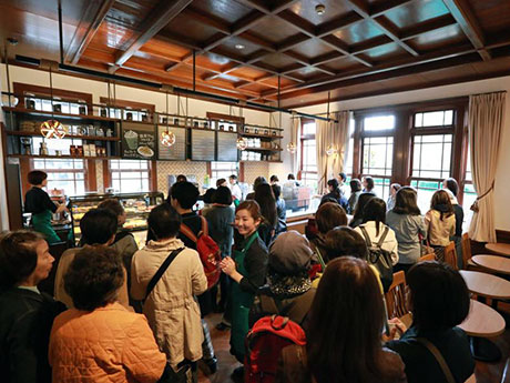 Перед парком Хиросаки, первый интерьер Starbucks в городе Хиросаки с буком и сашими когин.