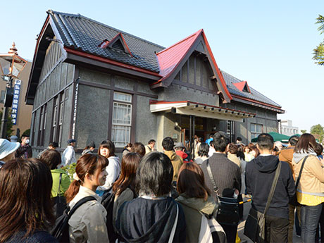 สตาร์บัคส์แห่งแรกในฮิโรซากิชิ 150 คนต่อคิวเพื่อเปิดบริการในตอนเช้าตรู่