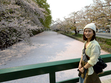 Shiho từ "Tôi muốn đi đến khi tôi chết! Tầm nhìn tuyệt vời ra thế giới" đến thăm Hirosaki Ấn tượng với chiếc bè hoa