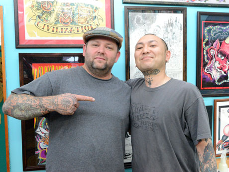 히로사키에서 문신 예술가의 일본 투어 전체 8 개 도시를 도는