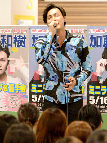 Kazuki Kato thể hiện tập mini-live đầu tiên của anh ấy trong thời gian ở Hirosaki