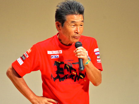 Kanpei Hazama dá uma palestra em Hirosaki confessando o verso da Maratona da Terra abertamente