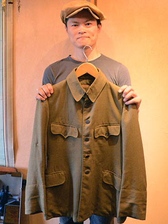 "Uniforme militar" en una tienda de ropa de segunda mano en Hirosaki. Lo encontré por casualidad en Nueva York, y resultó ser local por la etiqueta.