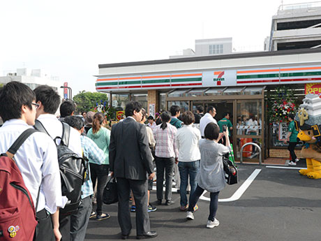 Se abrió la primera tienda de Seven-Eleven en Hirosaki, con una fila de 100 personas y ceremonia de corte de cinta