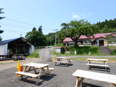 Cafe "Ooyo Uosawa Club" gathered at the elementary school site in Aomori