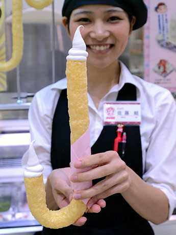 Kedai pastri Hirosaki untuk menjual produk baru "JOY" jagung "J-type" sepanjang 30 cm menggunakan beras dari wilayah