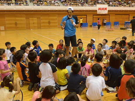 Shuzo Matsuoka menghadiri 2000 kelas tenis di Hirosaki dan mengadakan rancangan bual bicara