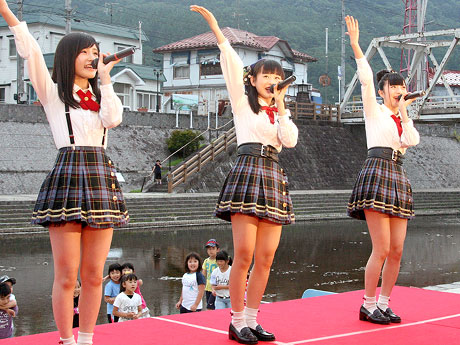 AKB48 Team 8 Юи Ёкояма и другие из Аомори выступают на летнем фестивале в городе Овани, Аомори