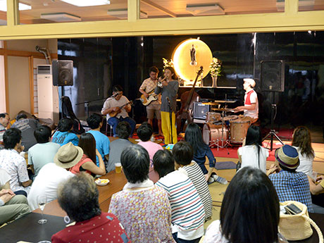 Jazz en vivo en un templo de Hirosaki Aparece un miembro de la Universidad de Hirosaki